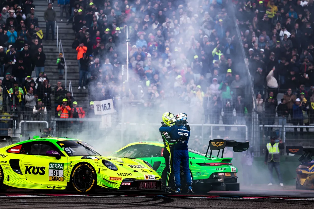 Thomas Preining und Maro Engel vor den Zuschauerrängen in Hockenheim (l-r)