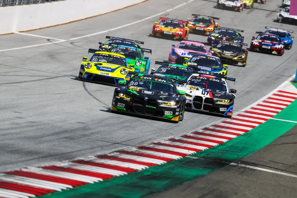 Gar nicht grün hinter den Ohren: Youngster Ben Green und Niklas Krütten siegen erneut im BMW M4 GT3