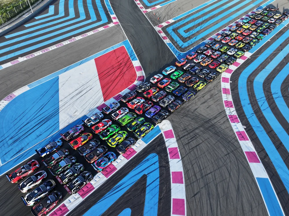 Eine spektakuläre Saison liegt vor uns, da die GT World Challenge powered by AWS volle Startfelder mit 10 Herstellern enthüllt.