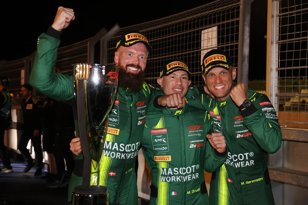 RENNEN: Comtoyou Racing lässt es spät werden, um Aston Martin einen aufregenden Saisonerfolg zum Saisonauftakt auf dem Circuit Paul Ricard zu sichern