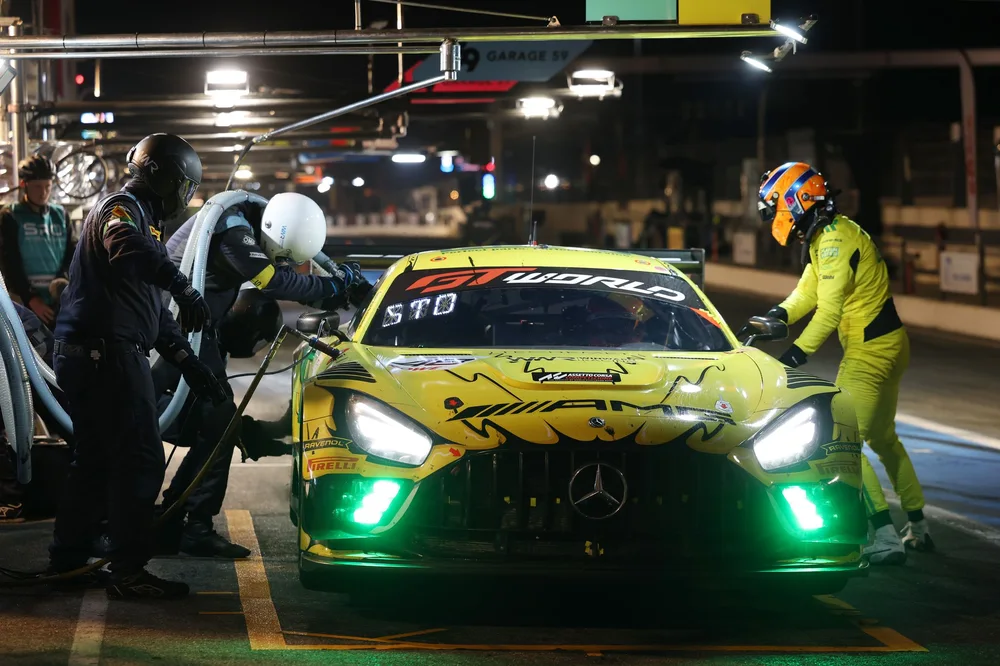 RENNEN: Comtoyou Racing lässt es spät werden, um Aston Martin einen aufregenden Saisonerfolg zum Saisonauftakt auf dem Circuit Paul Ricard zu sichern – Galerie 2 – Foto 1