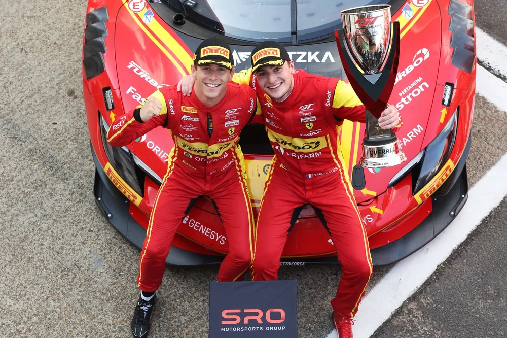 Rennen 1: Ferrari feiert erneuten Sieg in Brands Hatch, Neubauer und Leclerc führen AF Corse zum Triumph
