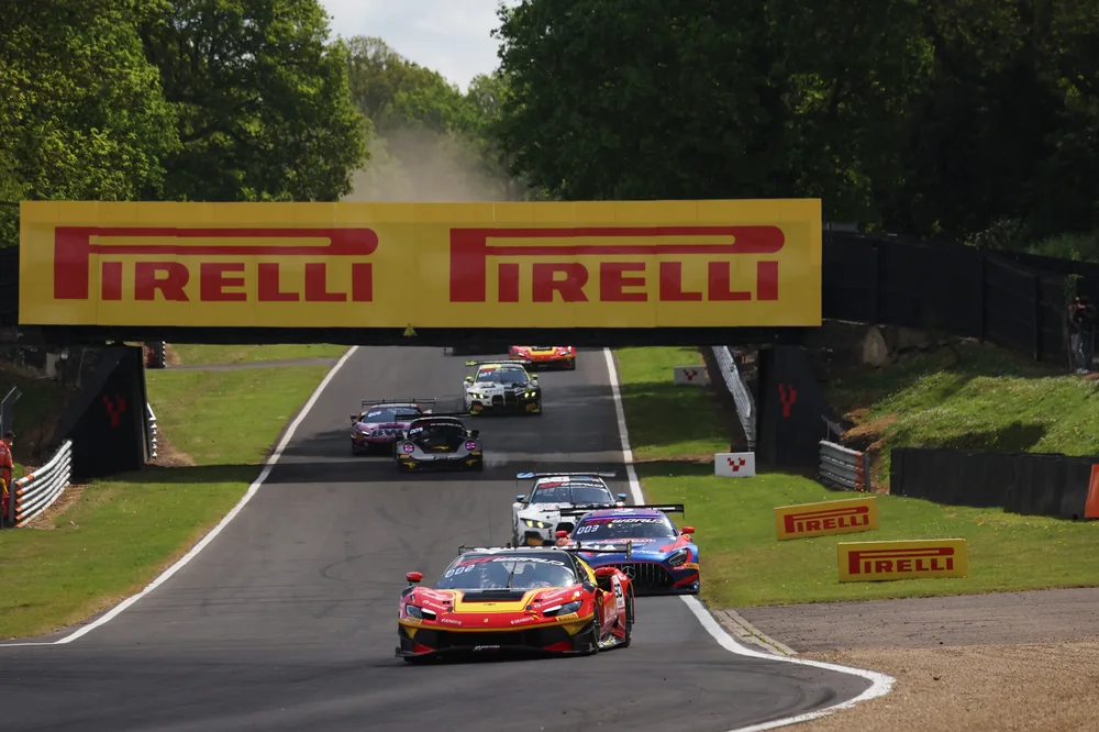 Rennen 1: Ferrari feiert erneuten Sieg in Brands Hatch, Neubauer und Leclerc führen AF Corse zum Triumph – Galerie 2 – Foto 1