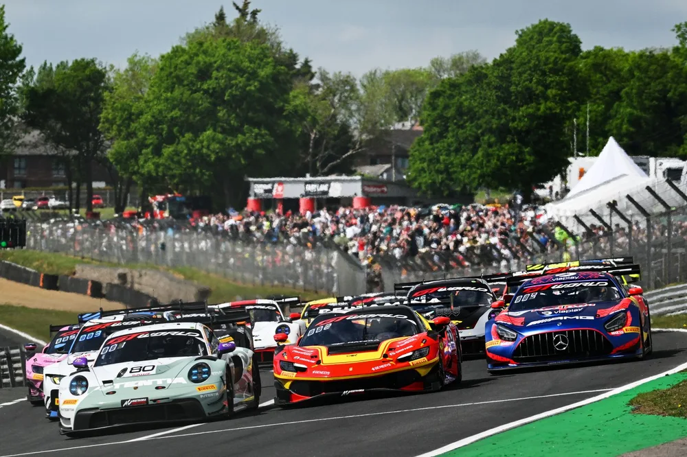 Beste Briten in Brands Hatch, wo mehr als 23.000 Fans die Saisonpremiere des Sprint Cup erleben