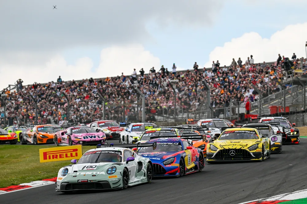 Beste Briten in Brands Hatch, wo mehr als 23.000 Fans die Saisonpremiere des Sprint Cup erleben – Galerie 2 – Foto 3