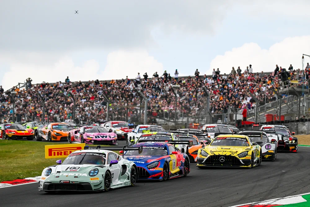 GT World Challenge Global: Wenig Unterschiede zwischen Mercedes-AMG und Porsche, während die Saison in Fahrt kommt