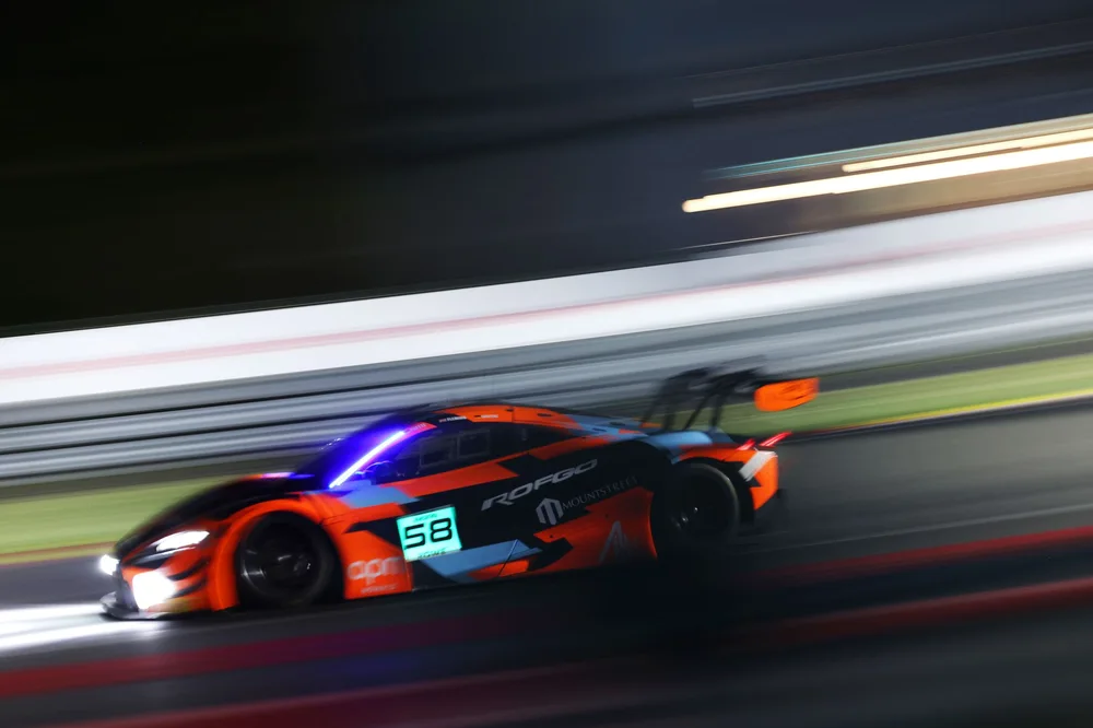 NACHTTRAINING: Garage 59 McLaren übernimmt nach Einbruch der Dunkelheit die Führung