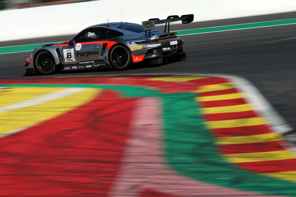 Das Team Car Collection Porsche liegt beim Warm-Up vor dem 24-Stunden-Rennen von Spa 2026, präsentiert von CrowdStrike, in Führung.