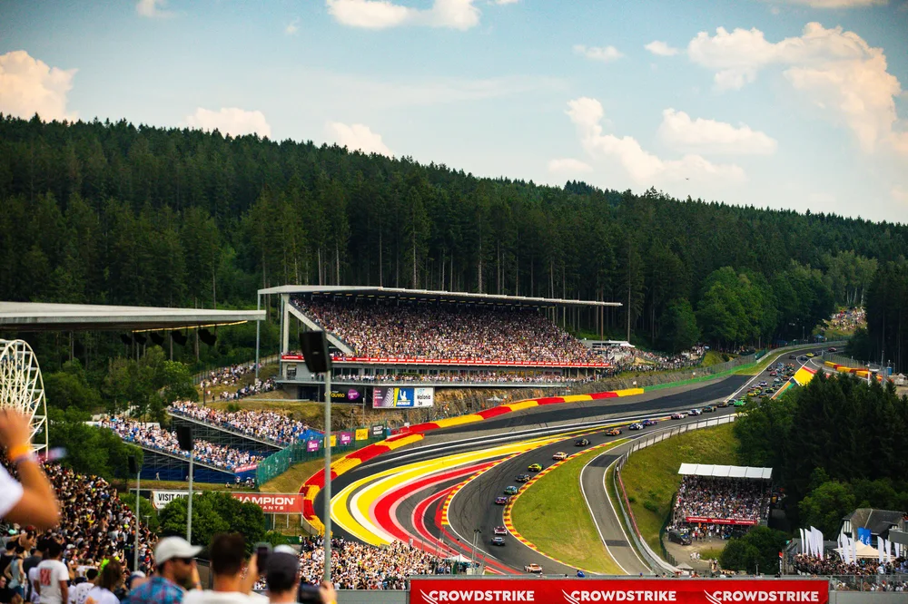 Porsche feiert Triumph bei den rekordbrechenden CrowdStrike 24 Stunden von Spa, während Lionspeed GP zum Sieg stürmt