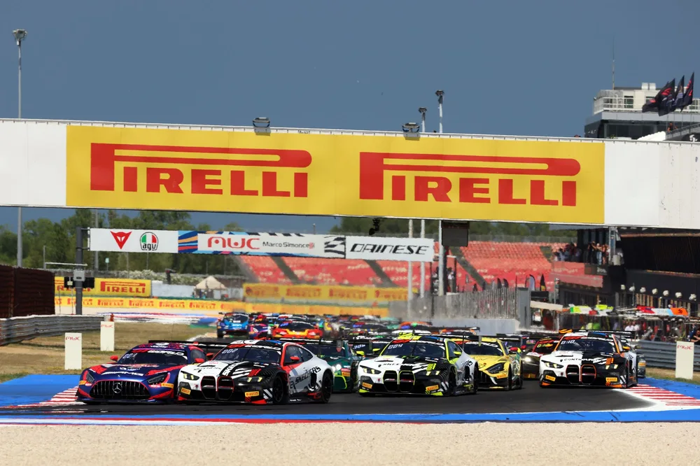 Doppeltes Vergnügen für Weerts und Van der Linde, da Team WRT wieder in Misano triumphiert – Galerie 2 – Foto 1