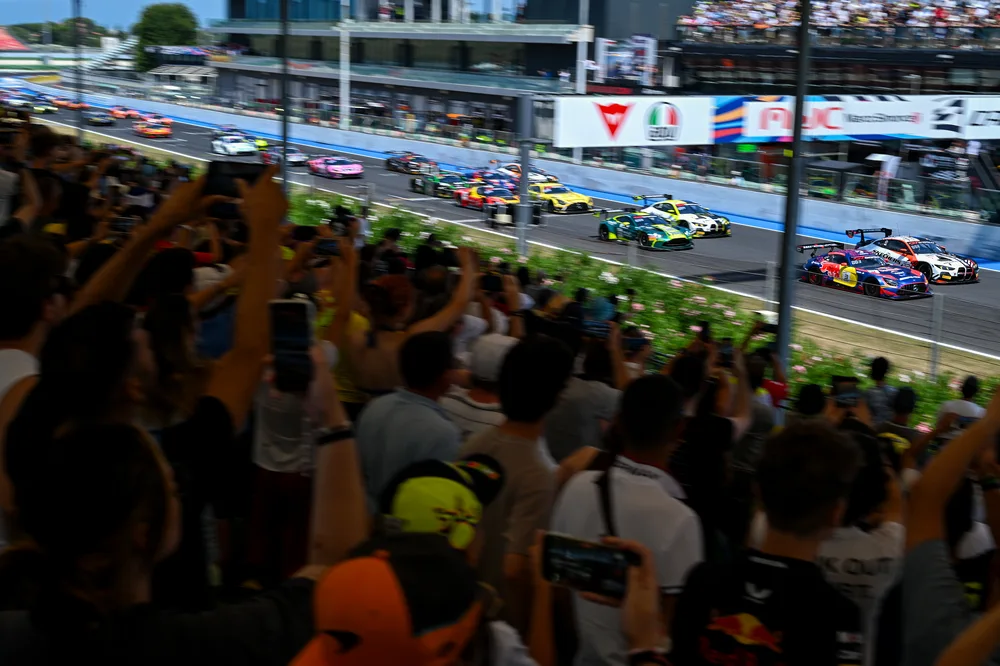 Der Motorsport und die Musik stehen im Mittelpunkt, während die GT World die Sonne in Misano genießt
