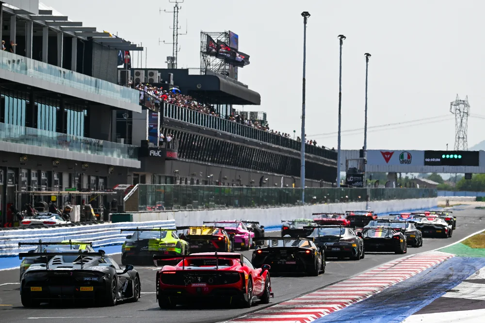 Der Motorsport und die Musik stehen im Mittelpunkt, während die GT World die Sonne in Misano genießt – Galerie 2 – Foto 4