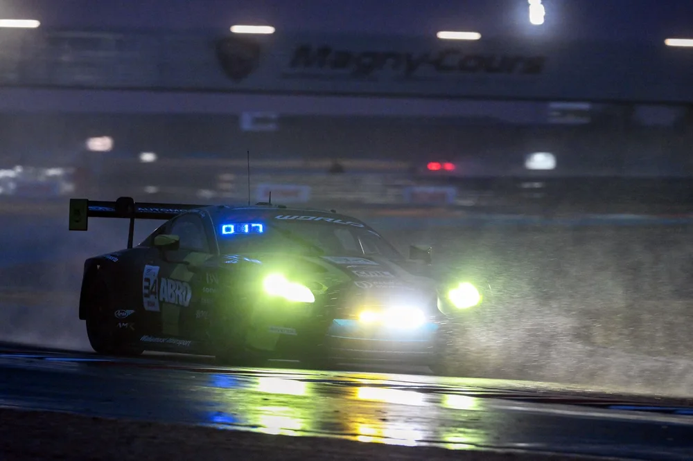 FP2: Day bringt Walkenhorst Aston Martin an die Spitze in regenverkürzter Sitzung