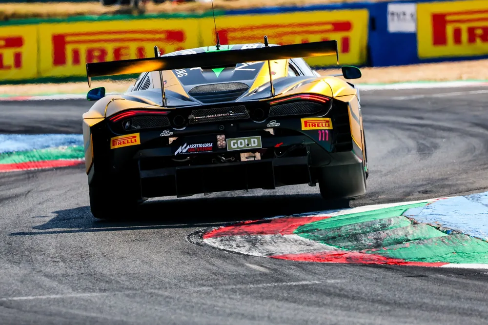 Qualifying 2: Thiim sichert sich die Pole-Position, nachdem Van der Linde seine Rundenzeiten im Q2 gestrichen wurden – Galerie 2 – Foto 1