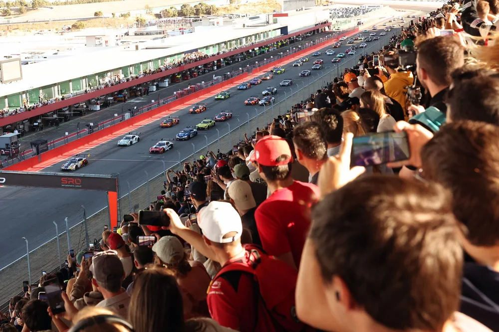 Das Mercedes-AMG Team GetSpeed feiert einen Triumph im spektakulären Endurance Cup-Finale in Portimão